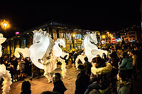 De nombreuses animations sont organisées durant le mois de décembre pour fêter Noël, comme ici une parade lumineuse.